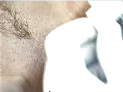 A gata selvagem sopra um pedaço de pau duro e monta mulheres nuas porno gratis nele
