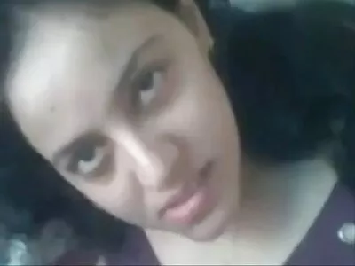 A linda esposa morena foi filmada por um marido lascivo porno mulheres nuas e postou na web