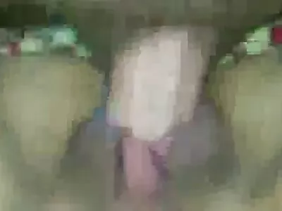 Loira fofa com peitos grandes fazendo sexo oral vídeo pornográfico mulher pelada na natureza