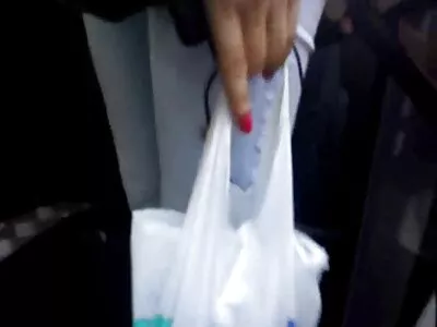 Escorregando filme de pornô mulher pelada e escorregando por todo o pau