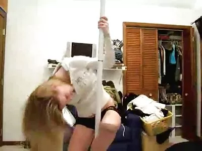 Uma morena gostosa está mexendo filme pornô pelada em um pau